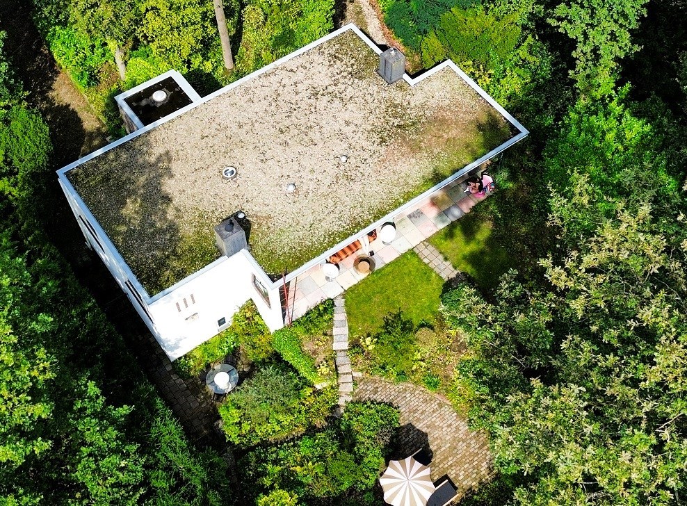 Mid-century bungalow villa met design meubels en grote bostuin