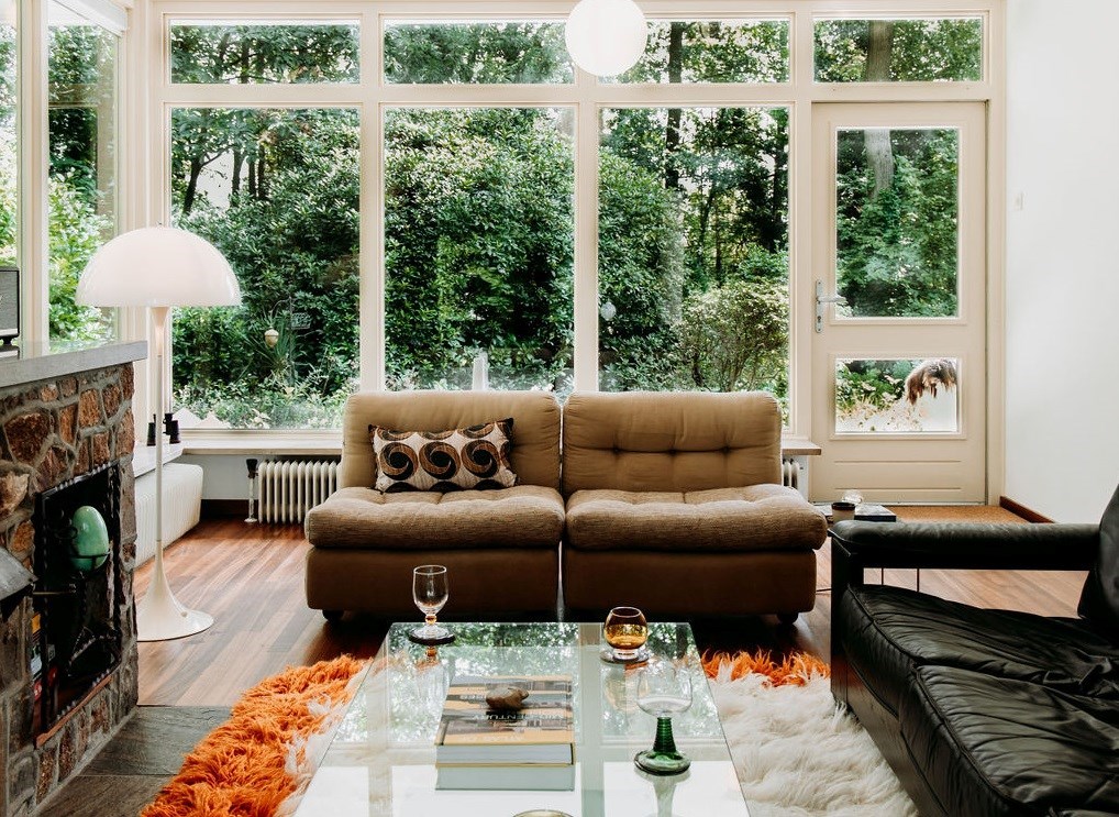 Mid-century bungalow villa met design meubels en grote bostuin