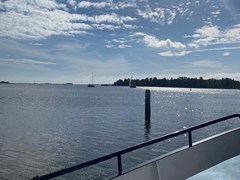 Slapen op een schip in de jachthaven van het pittoreske dorpje Monnickendam Slapen op een schip in de jachthaven van het pittoreske dorpje Monnickendam