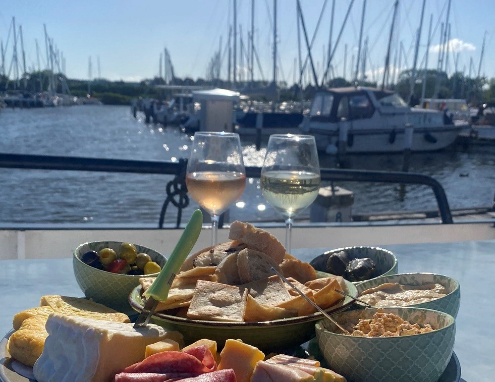 Slapen op een schip in de jachthaven van het pittoreske dorpje Monnickendam