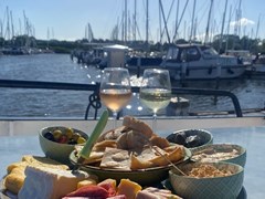 Slapen op een schip in de jachthaven van het pittoreske dorpje Monnickendam Slapen op een schip in de jachthaven van het pittoreske dorpje Monnickendam