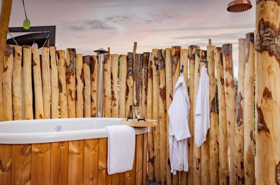 Tiny wellness cabin met bubbelbad en hottub in de tuin