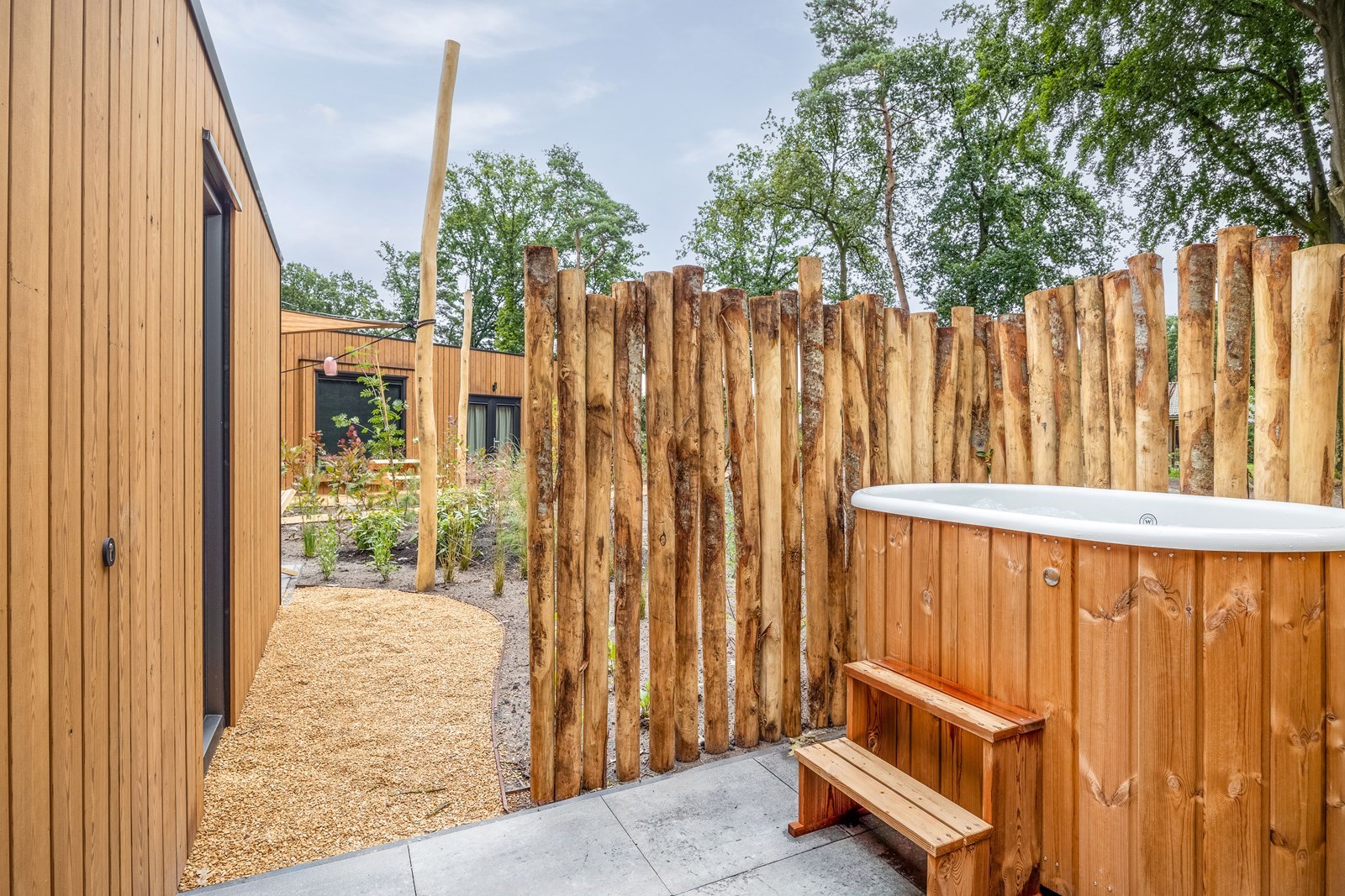 Tiny wellness cabin met bubbelbad en hottub in de tuin