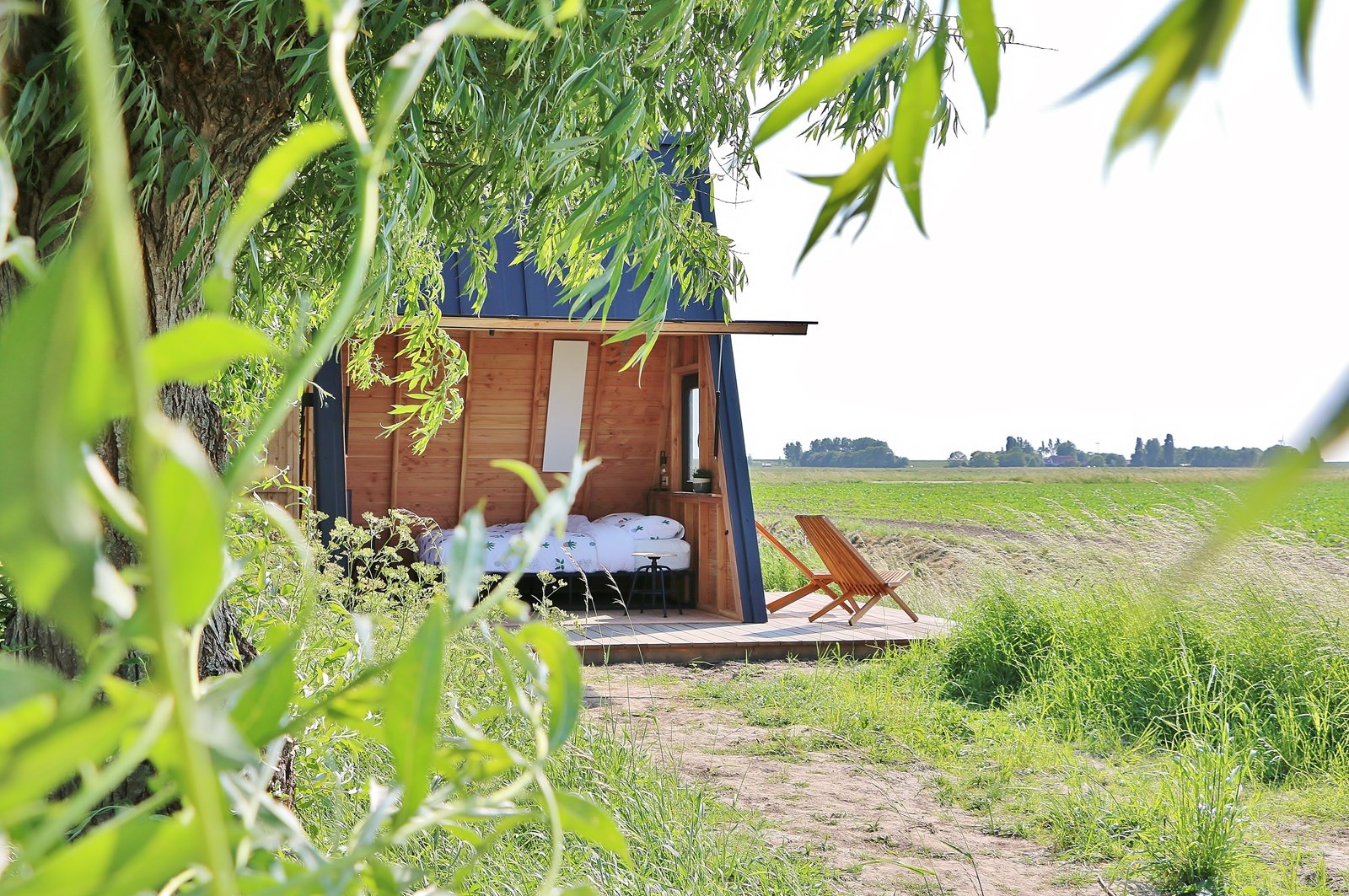 Polderhut aan de waterrand en met een prachtig uitzicht over de landerijen