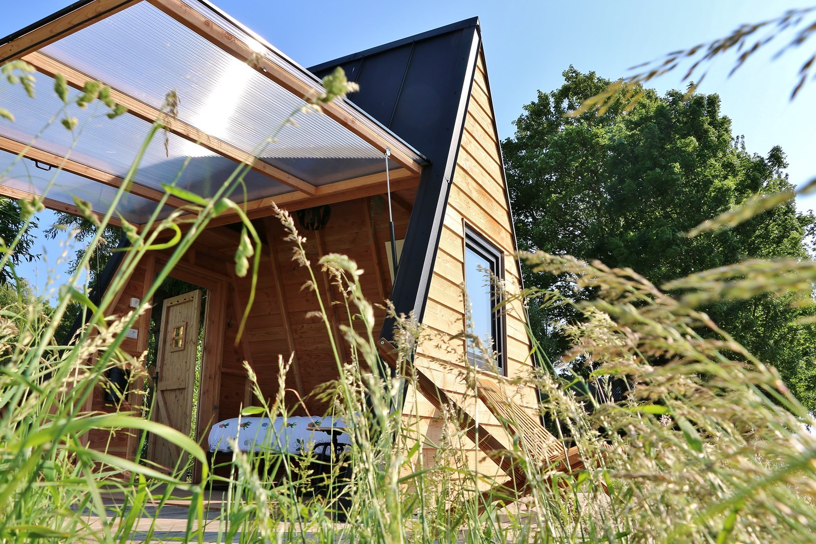 Polderhut aan de waterrand en met een prachtig uitzicht over de landerijen