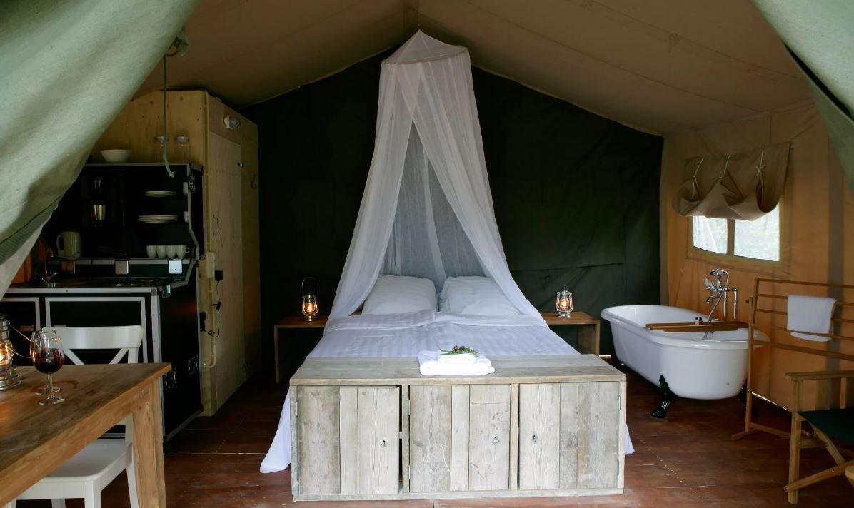 Romantische Safaritent met ligbad op pootjes