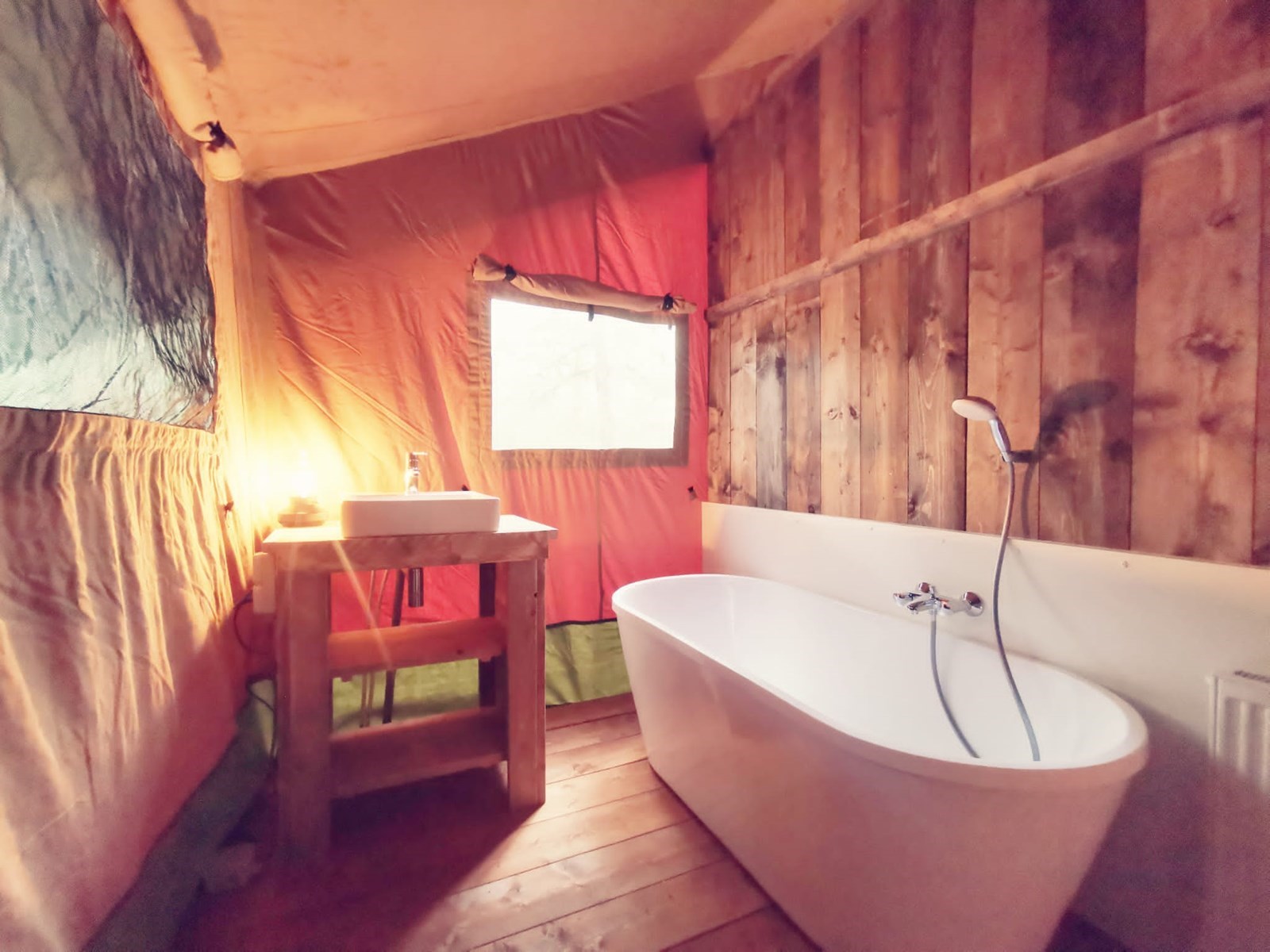 Unieke Glamping tent met ligbad