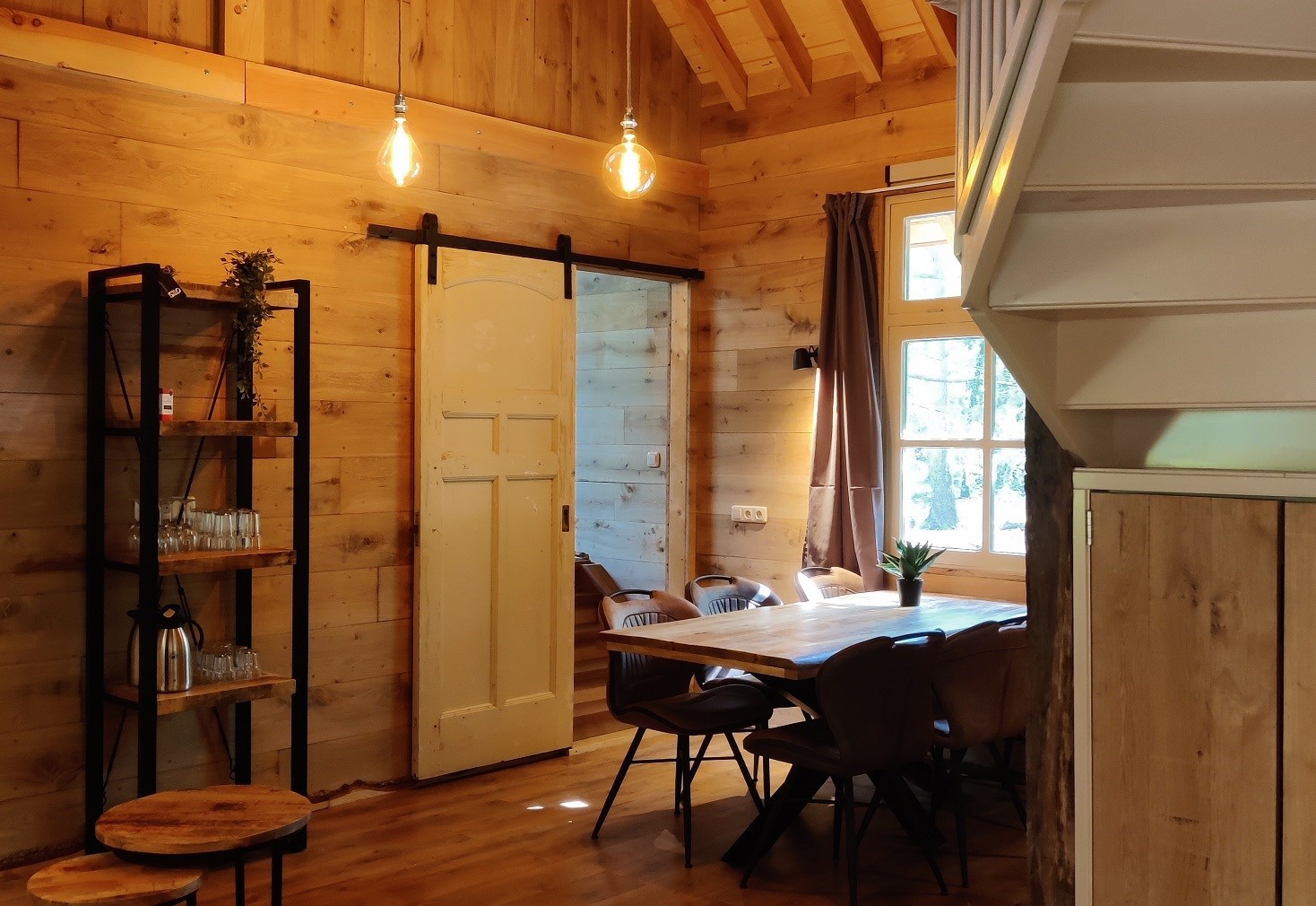 Bijzonder vormgegeven houten Cabin in de bossen