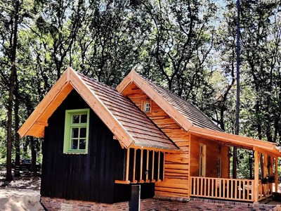 Bijzonder vormgegeven houten Cabin in de bossen Bijzonder vormgegeven houten Cabin in de bossen