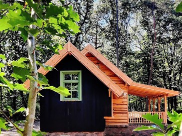 Bijzonder vormgegeven houten Cabin in de bossen Bijzonder vormgegeven houten Cabin in de bossen