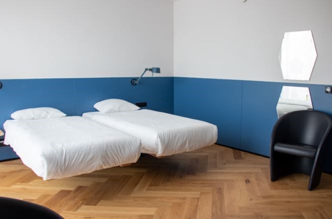 Kamer met zwevende bedden in een gastronomische B&B