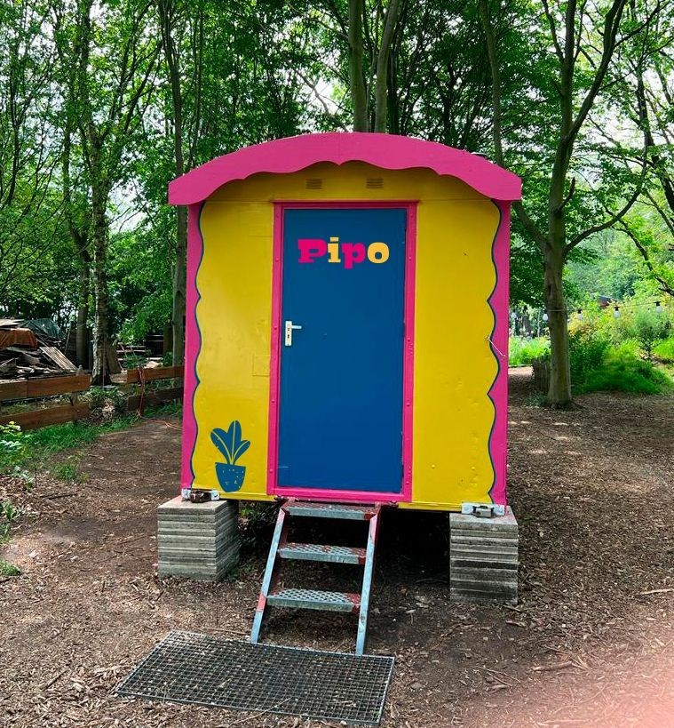 Vrolijke Pipowagen in het bos