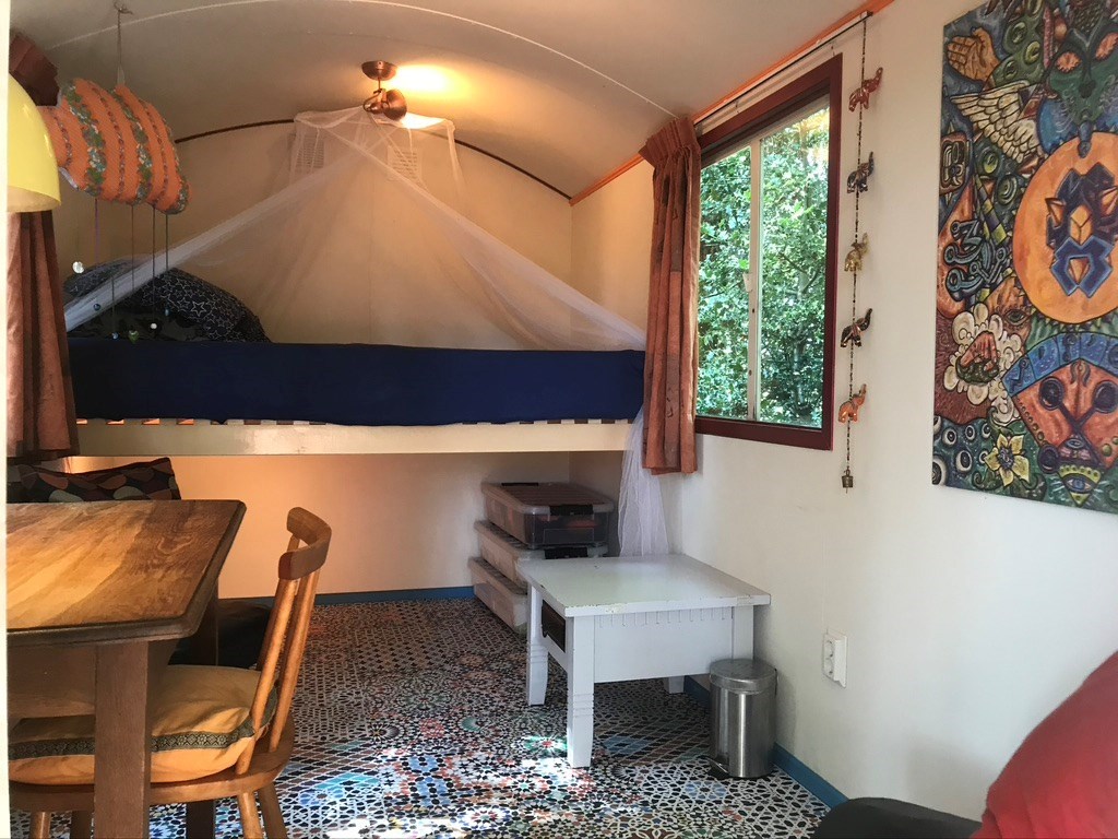 Vrolijke Pipowagen in het bos