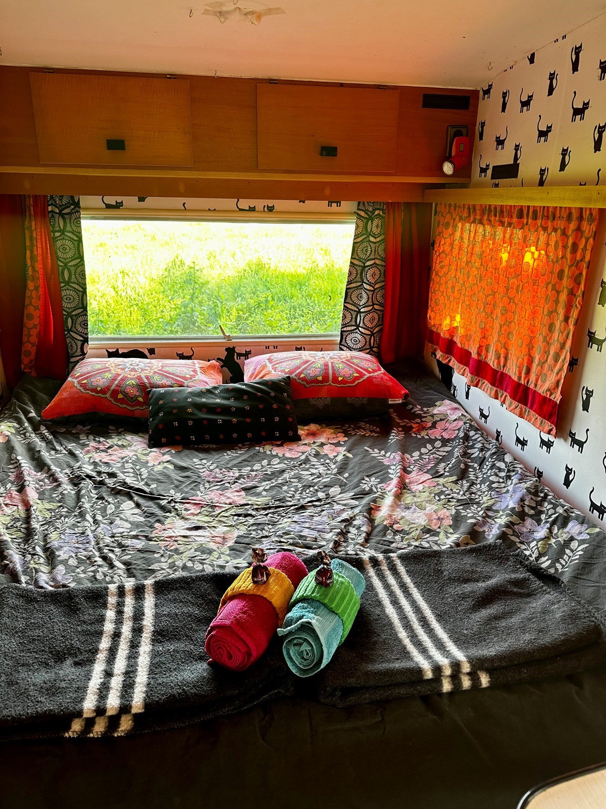 Kamperen in een zwarte retro caravan