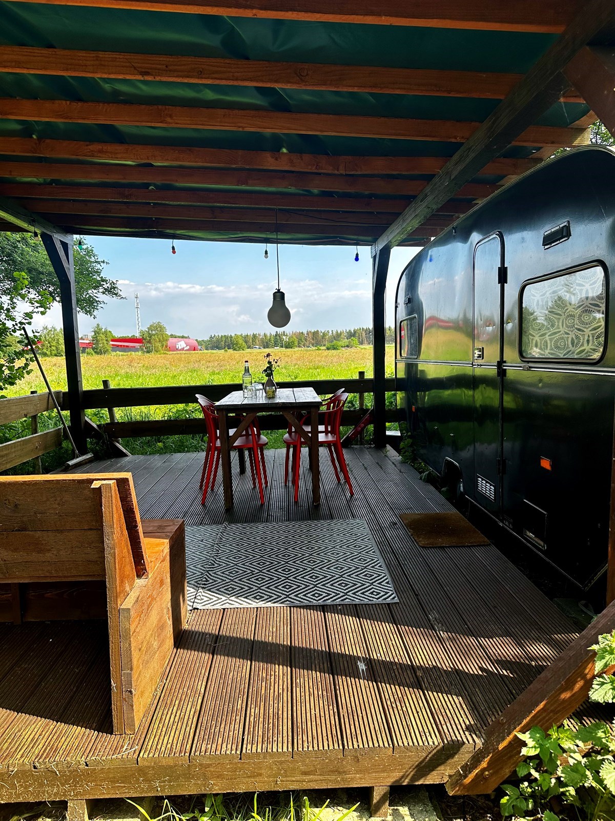Kamperen in een zwarte retro caravan