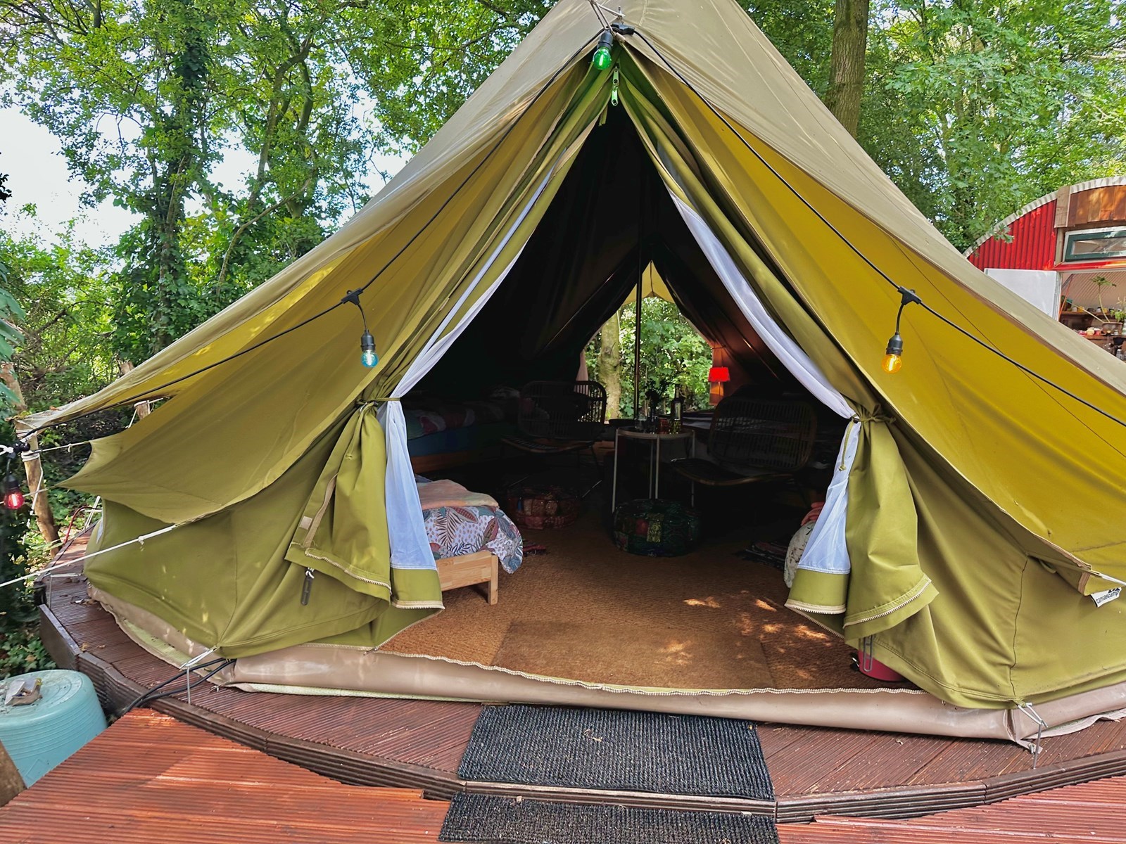 Vrolijke Bell tent in het bos