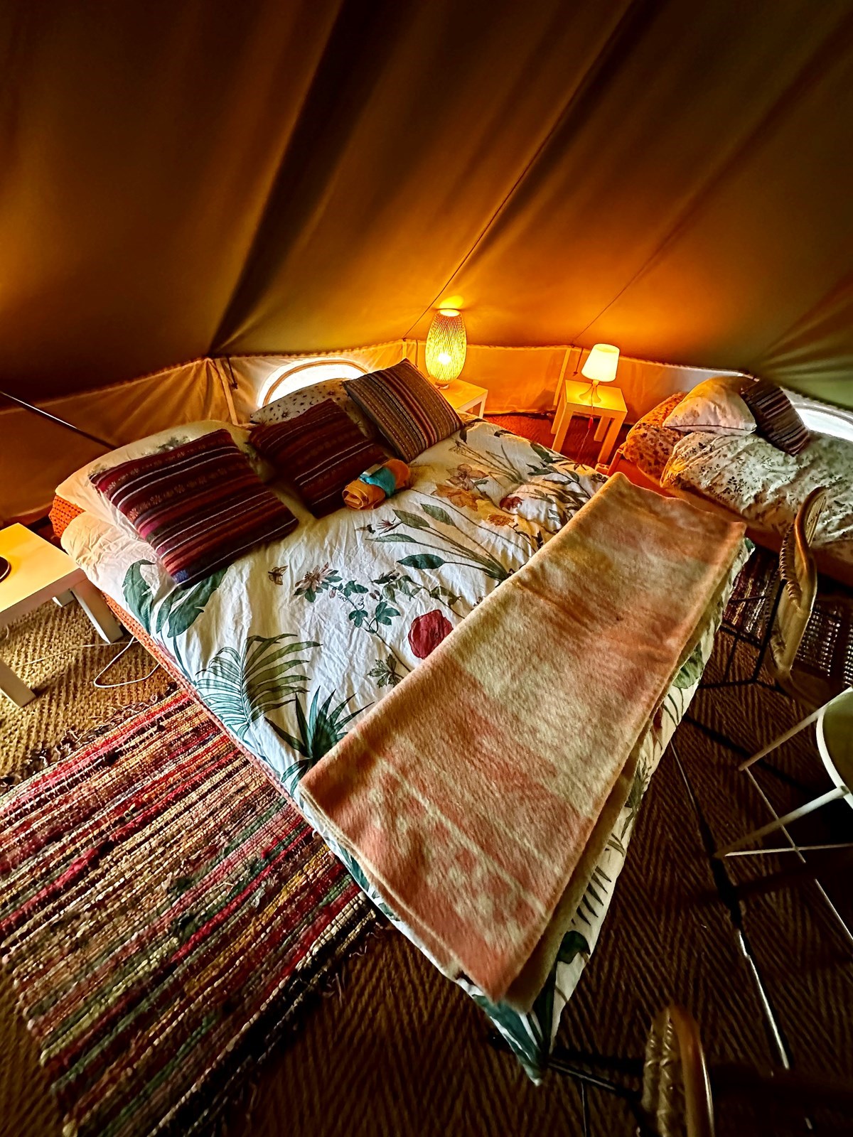 Vrolijke Bell tent in het bos