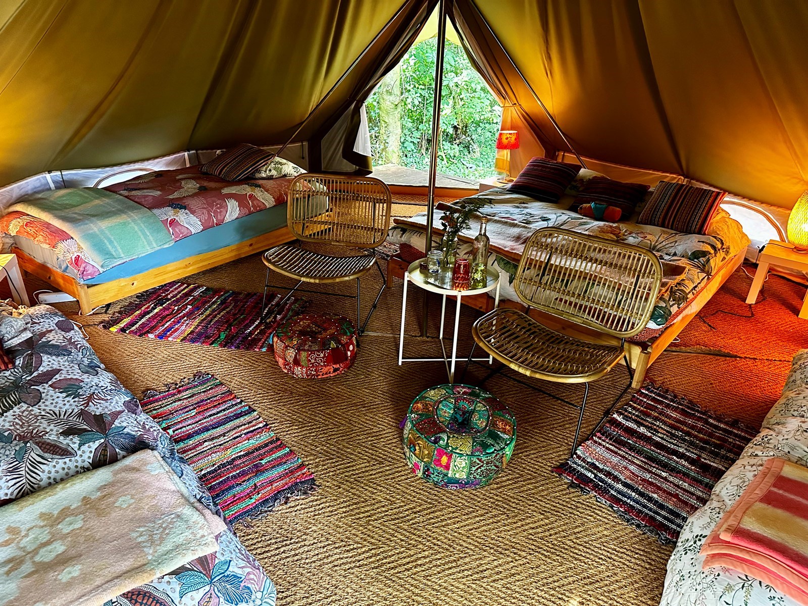 Vrolijke Bell tent in het bos