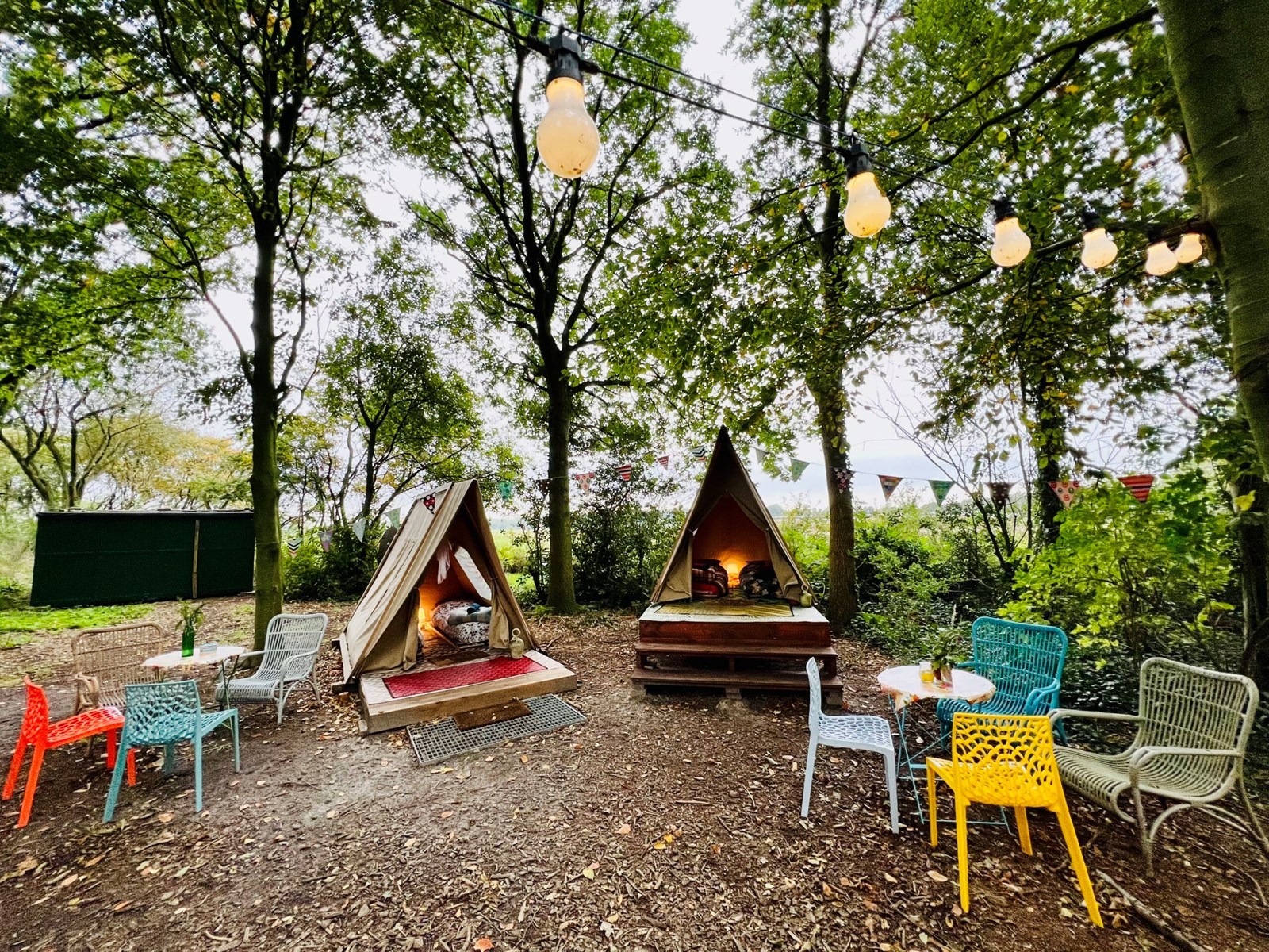 Kamperen in het kleinste tentje op de eco-camping