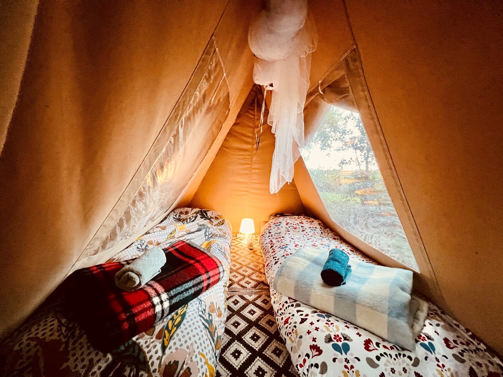 Kamperen in het kleinste tentje op de eco-camping