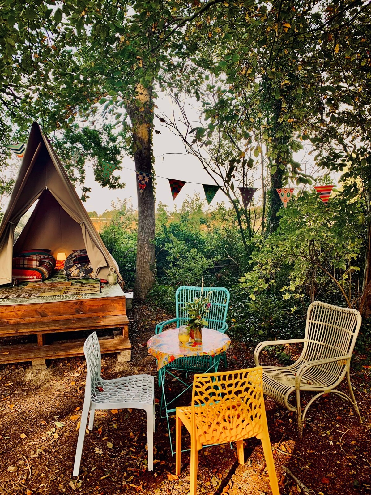 Kamperen in het kleinste tentje op de eco-camping