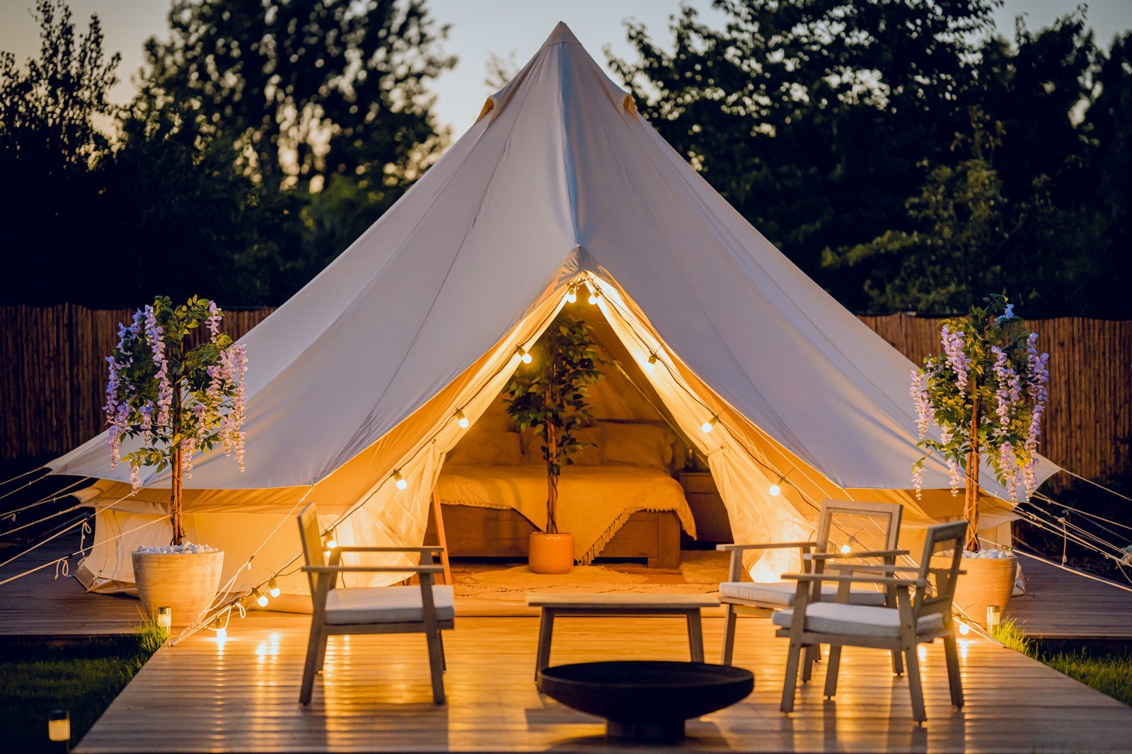 Glamping in een Wellnesstuin met jacuzzi, panoramische sauna en verwarmd buitenzwembad