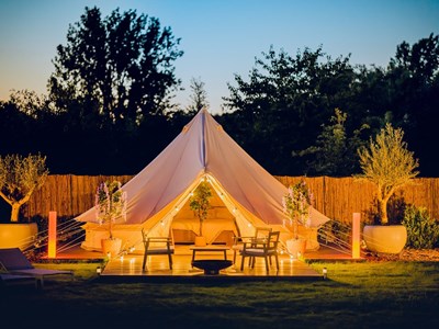 Glamping in een Wellnesstuin met jacuzzi, panoramische sauna en verwarmd buitenzwembad Glamping in een Wellnesstuin met jacuzzi, panoramische sauna en verwarmd buitenzwembad