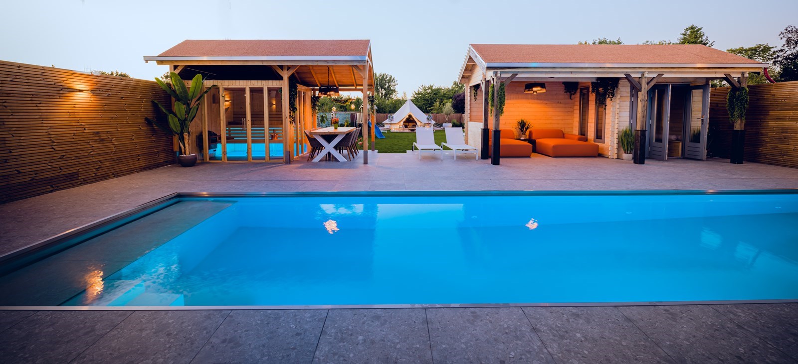 Glamping in een Wellnesstuin met jacuzzi, panoramische sauna en verwarmd buitenzwembad