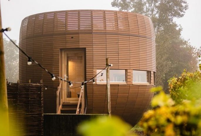 Kunstzinnig Tiny house met jacuzzi in de vloer