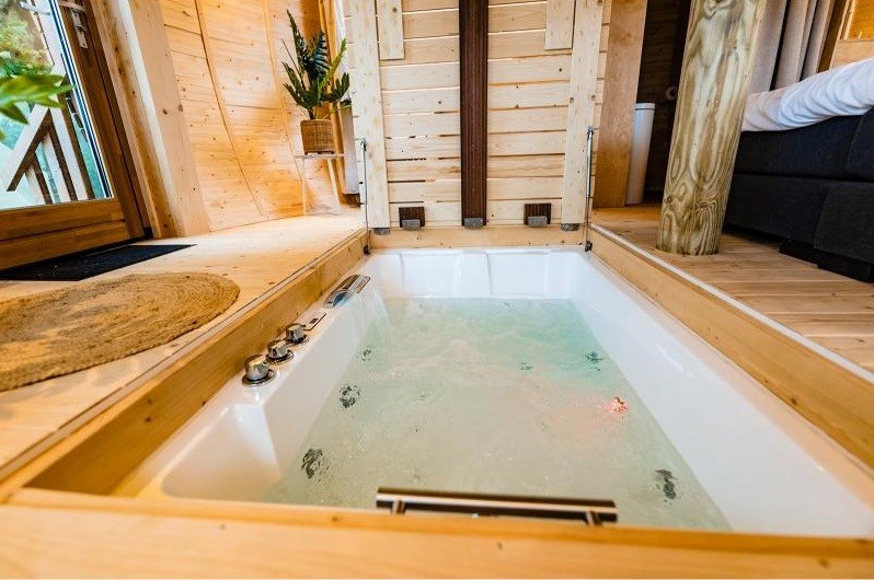 Kunstzinnig Tiny house met jacuzzi in de vloer