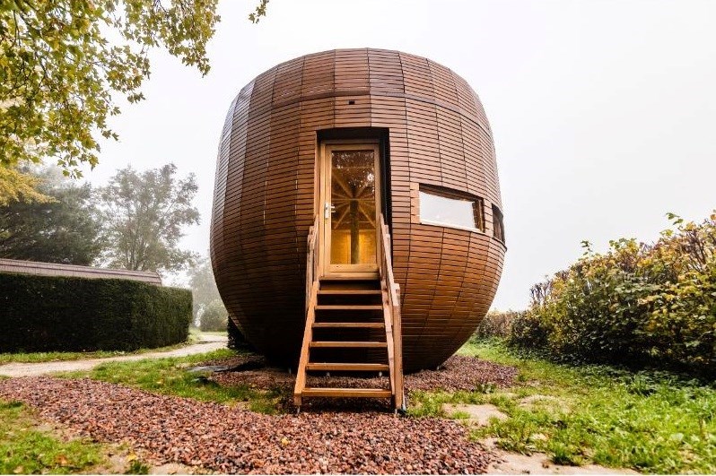 Kunstzinnig tiny house met jacuzzi in de vloer