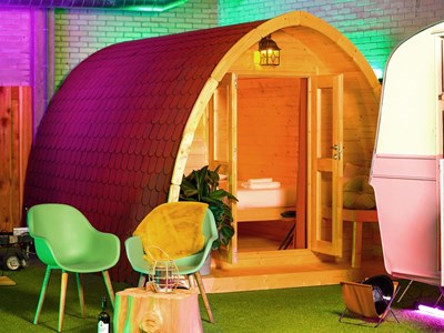 Camping Pod op een indoor camping in Amsterdam Camping Pod op een indoor camping in Amsterdam