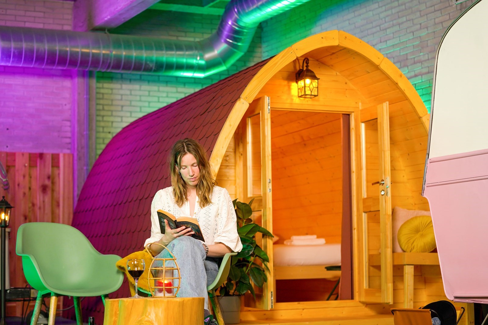 Camping Pod op een indoor camping in Amsterdam