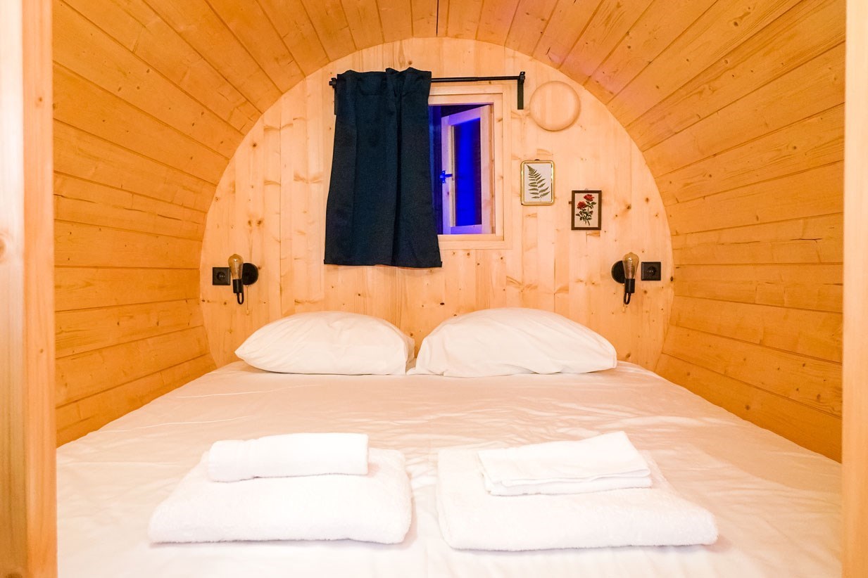Slaap in een Barrel op een indoor camping in Amsterdam
