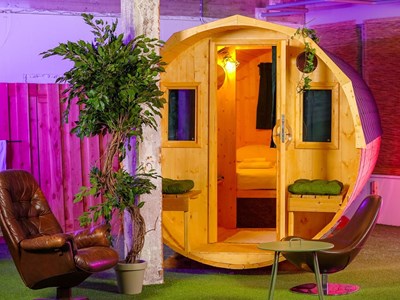 Slaap in een Barrel op een indoor camping in Amsterdam Slaap in een Barrel op een indoor camping in Amsterdam