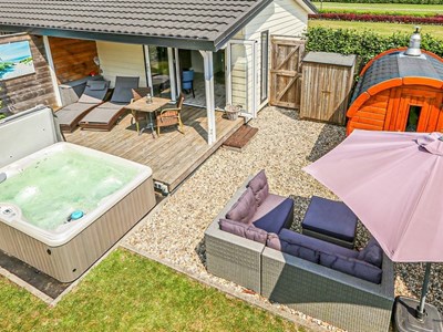 Wellness vakantiehuisje met jacuzzi, houtgestookte barrelsauna en sunshower Wellness vakantiehuisje met jacuzzi, houtgestookte barrelsauna en sunshower
