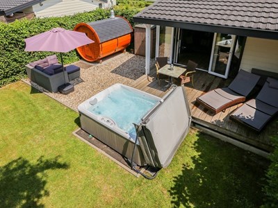 Wellness vakantiehuisje met jacuzzi, barrelsauna en sunshower Wellness vakantiehuisje met jacuzzi, barrelsauna en sunshower