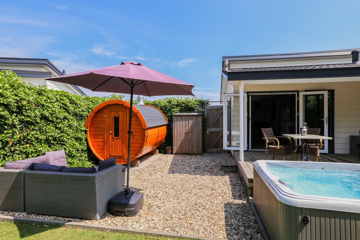 Wellness vakantiehuisje met jacuzzi, barrelsauna en sunshower