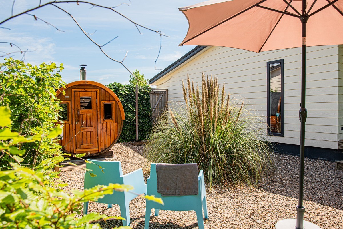 Vrijstaande wellness studio met jacuzzi en barrelsauna