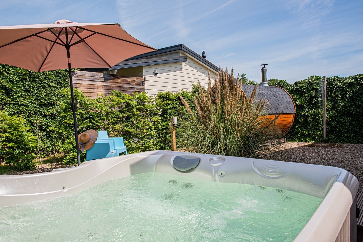 Vrijstaande wellness studio met jacuzzi en barrelsauna
