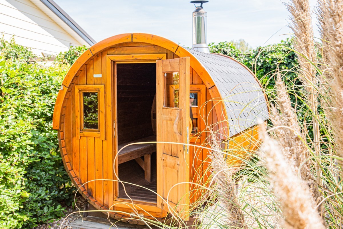 Vrijstaande wellness studio met jacuzzi en barrelsauna