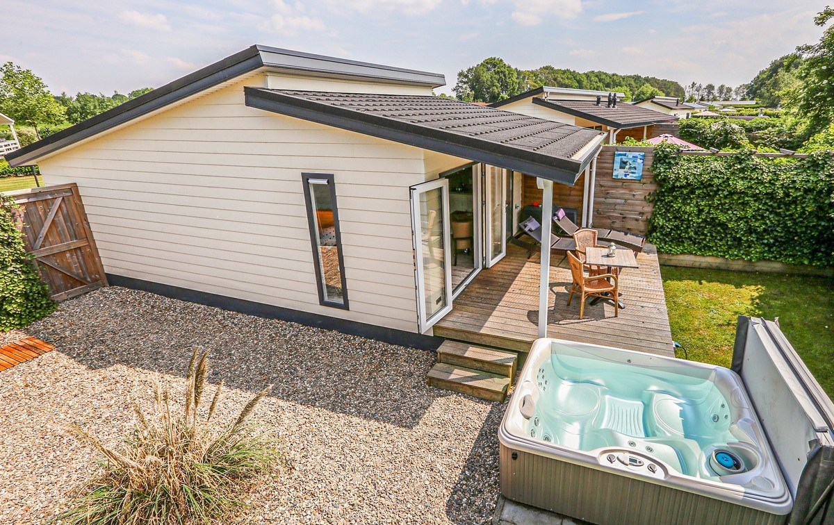 Vrijstaande wellness studio met jacuzzi en barrelsauna