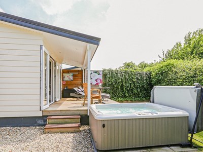 Vrijstaande wellness studio met jacuzzi en barrelsauna Vrijstaande wellness studio met jacuzzi en barrelsauna