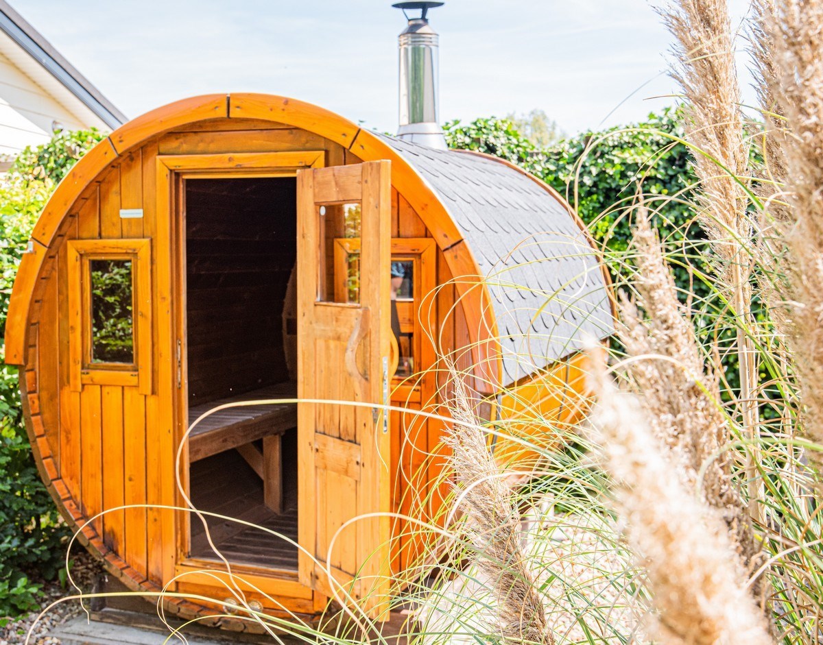 Vrijstaande wellness studio met jacuzzi en barrelsauna