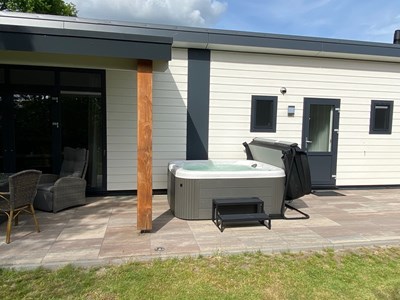 Wellness vakantiehuisje met jacuzzi op terras Wellness vakantiehuisje met jacuzzi op terras