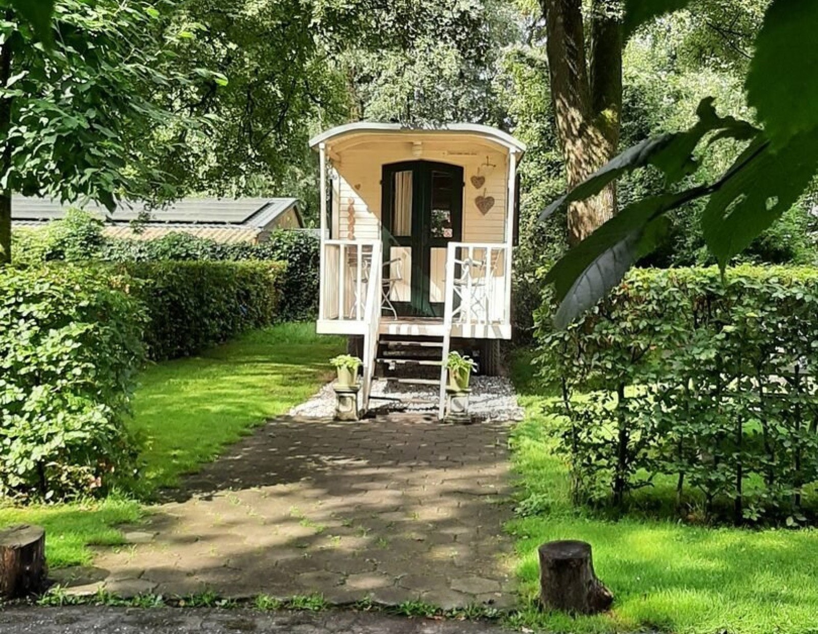 Pipowagen met balkon en bedstee