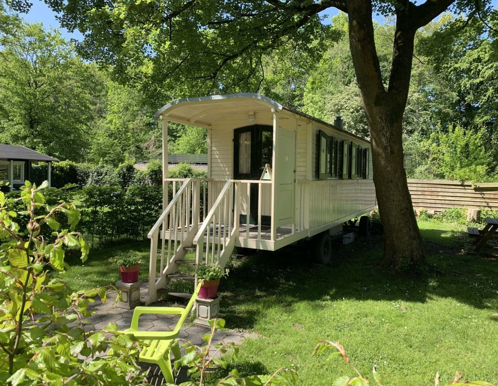 Pipowagen met balkon en bedstee