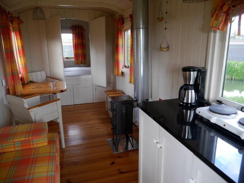 Pipowagen met balkon en bedstee