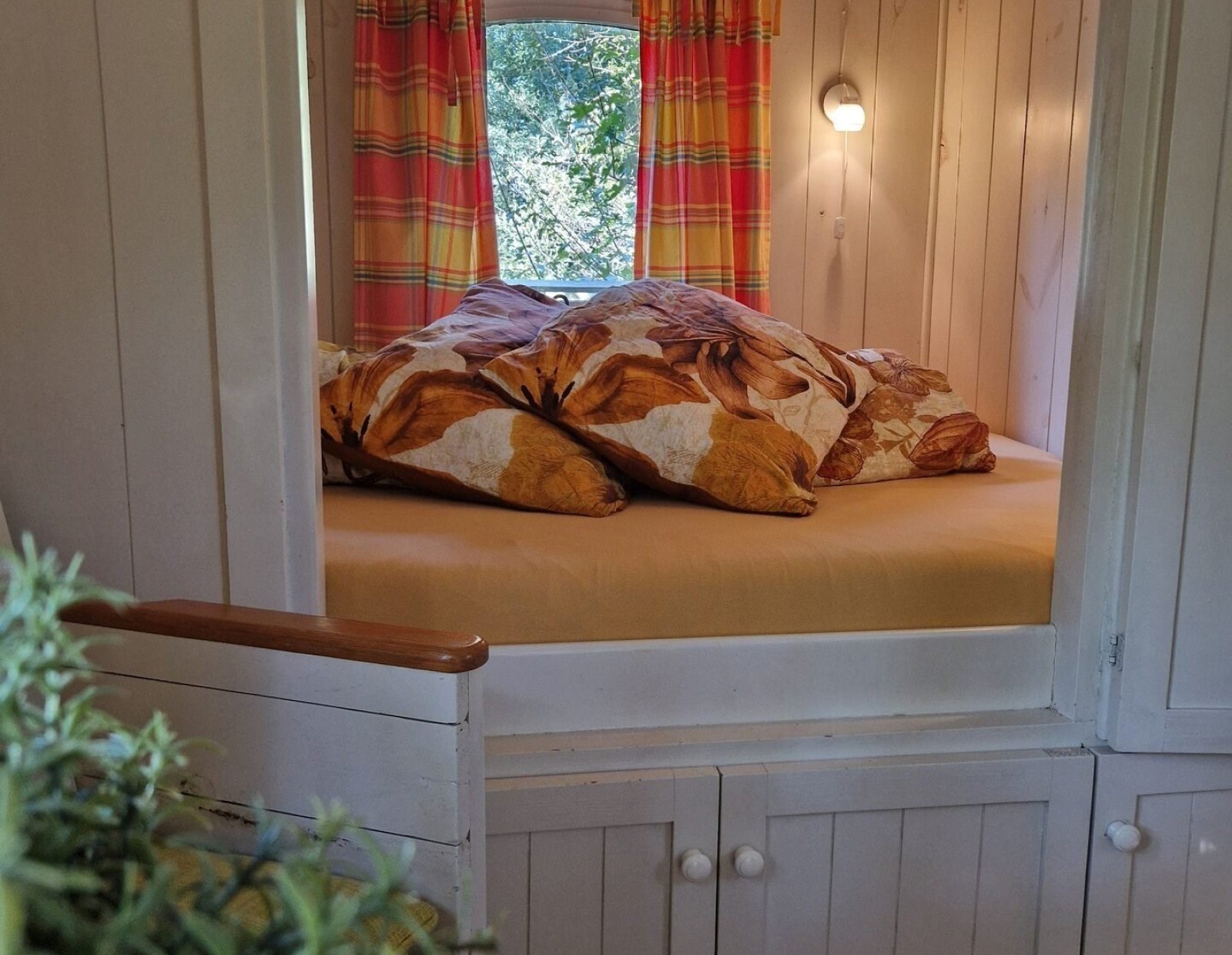 Pipowagen met balkon en bedstee