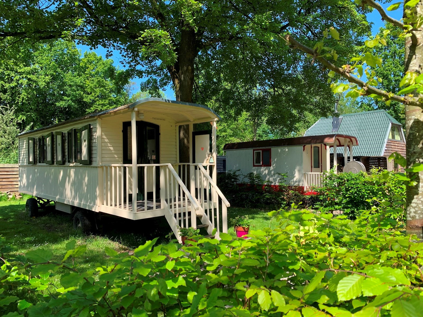 Pipowagen met balkon en bedstee